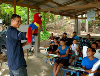 Children in Chinandega are enchanted with their new pal, the Cyanoptera scarlet macaw