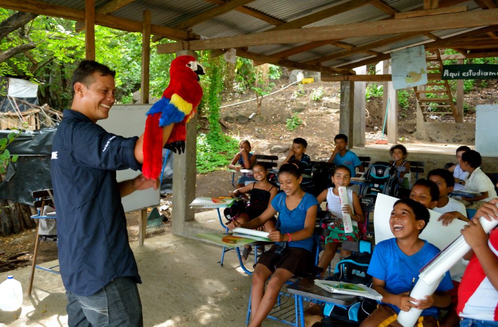 Macaito el Guacamayo Cyanoptera enseña a niños en la zona de Cosiguina
