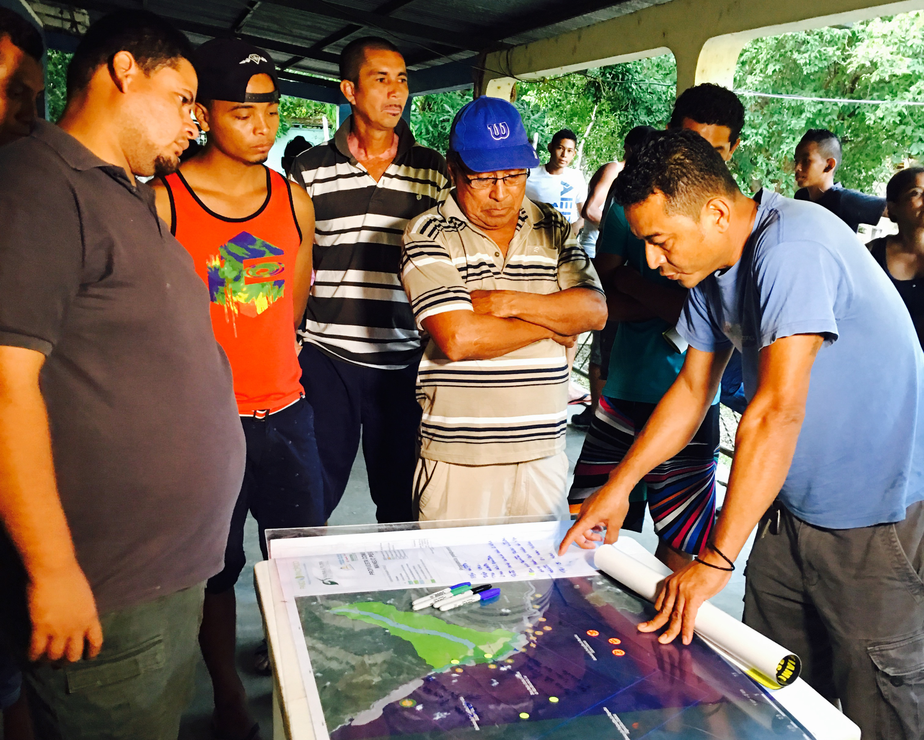 Los hombres participan en una reunión del comité de pescadores, 2017