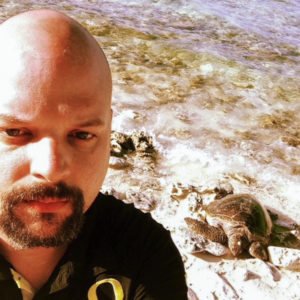 Chris Ayotte con una tortuga marina