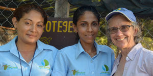 Los guardaparques de Paso Pacífico Karen Lacayo y Yajaira Elena Vargas con Melanie Miller.