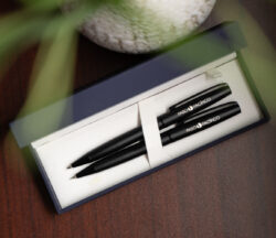 Dos bolígrafos Paso Pacifico negros de Dayspring Pens en una caja de regalo blanca y gris.