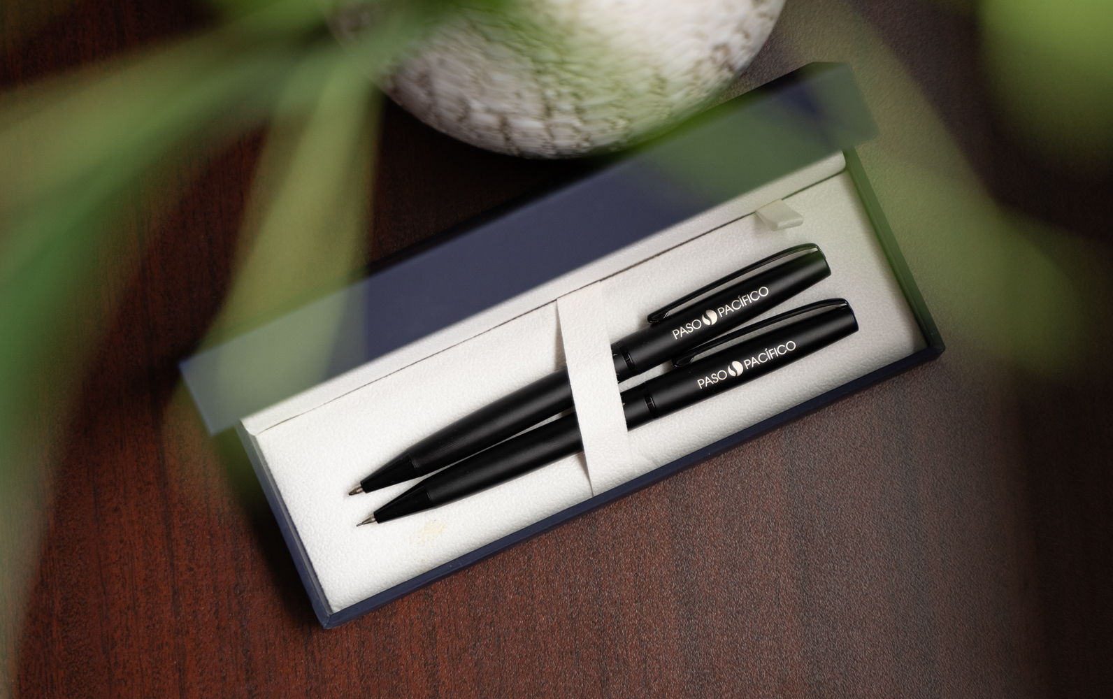 Dos bolígrafos Paso Pacifico negros de Dayspring Pens en una caja de regalo blanca y gris.