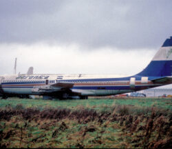 Avión Aeronica Boeing 707-123B envejecido en un campo verde en un día nublado. Por el usuario Aero Icarus en Flickr. Usado bajo licencia CC BY-SA 2.0.